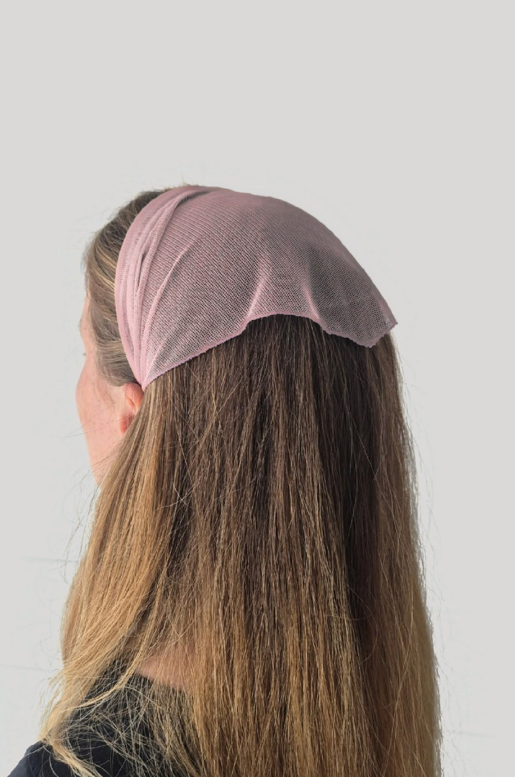 Batic Tulle cordeluta cu colt, culoare Plamaniu 72, pe cap