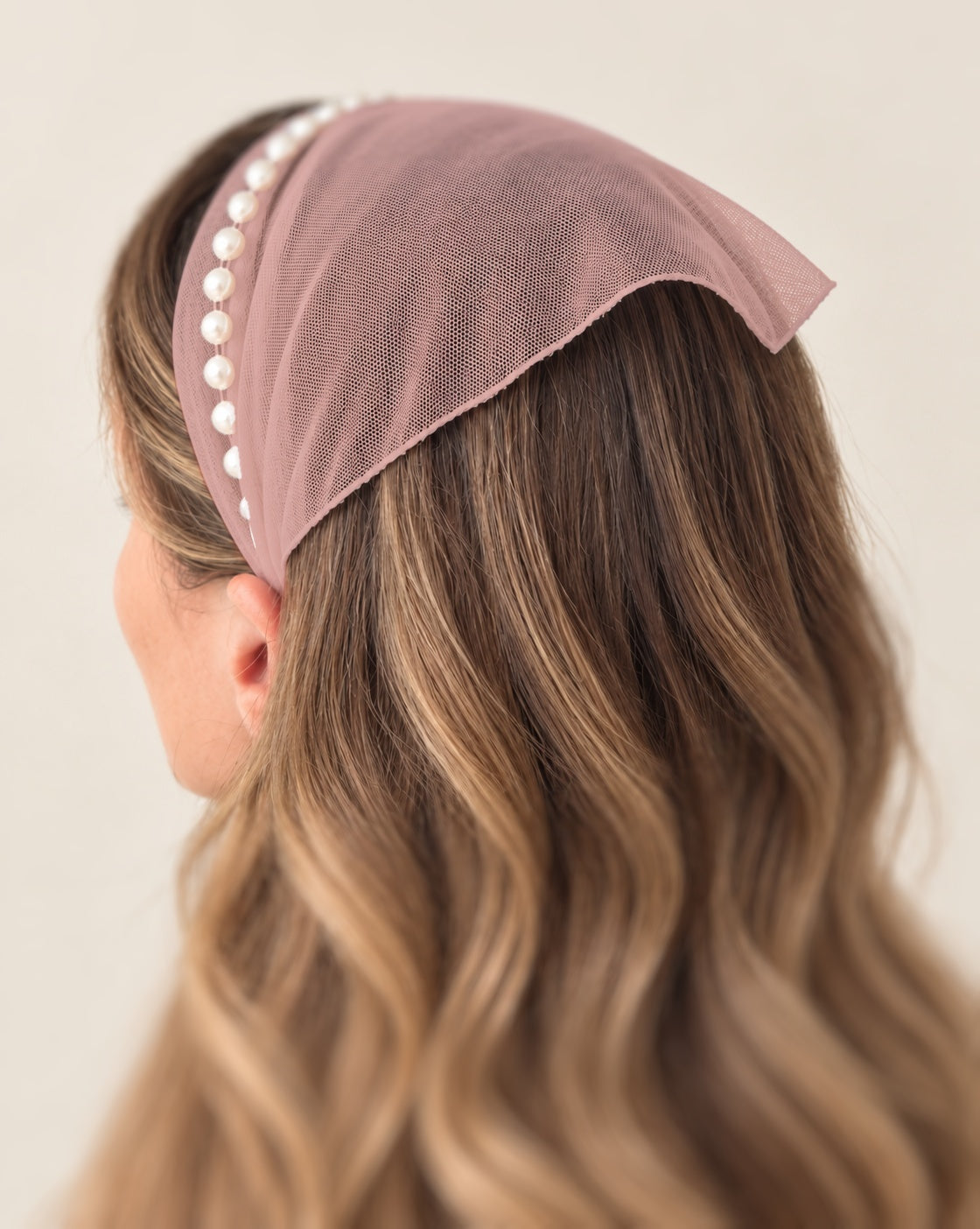 Batic Tulle cordeluta cu colt cu perle, culoare Plamaniu 72, perle albe, pe cap