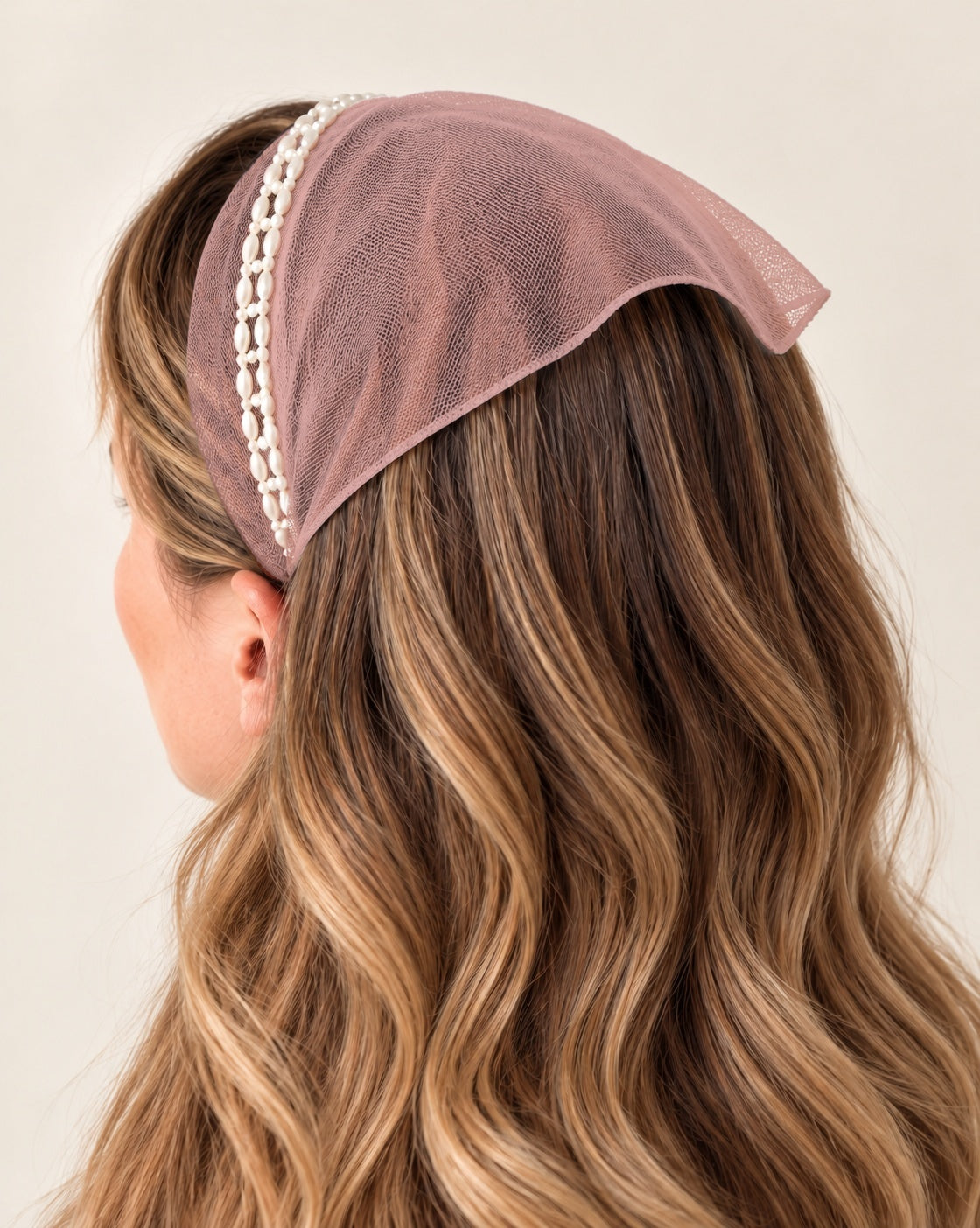 Batic Tulle cordeluta cu colt cu perle, culoare Plamaniu 72, perle duble albe, pe cap