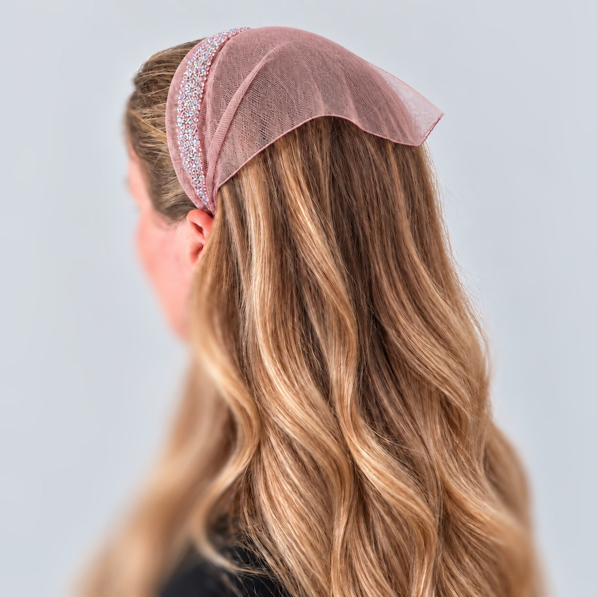 Batic Tulle cordeluta cu colt cu sclipici, culoare Plamaniu 72, sclipici alb transparent, pe cap