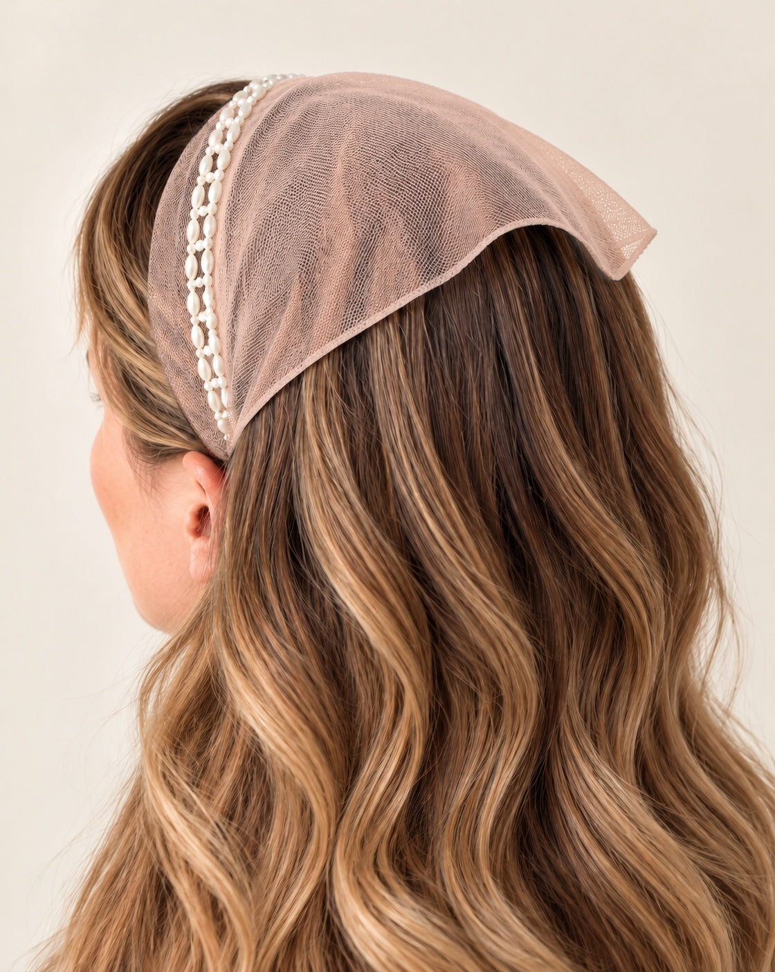 Batic Tulle cordeluta cu colt cu perle, culoare Piersica 73, perle duble albe, pe cap