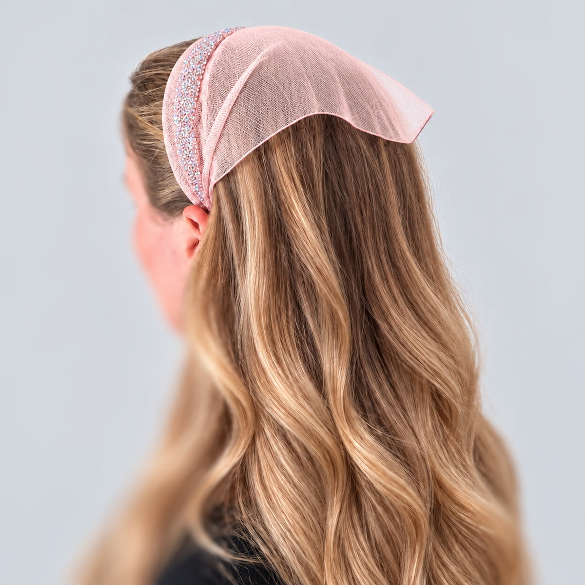 Batic Tulle cordeluta cu colt cu sclipici, culoare Piersica 73, sclipici alb transparent, pe cap