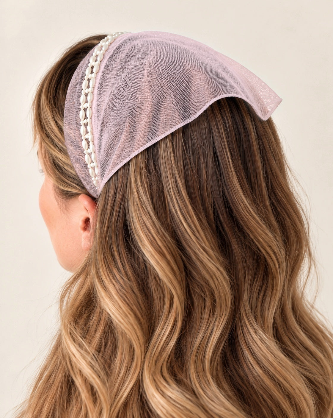 Batic Tulle cordeluta cu colt cu perle, culoare Roz deschis 74, perle duble albe, pe cap