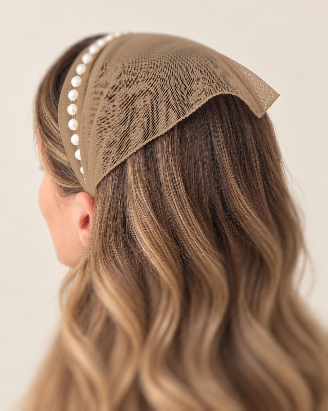 Batic Tulle cordeluta cu colt cu perle, culoare Crem inchis 75, perle albe, pe cap