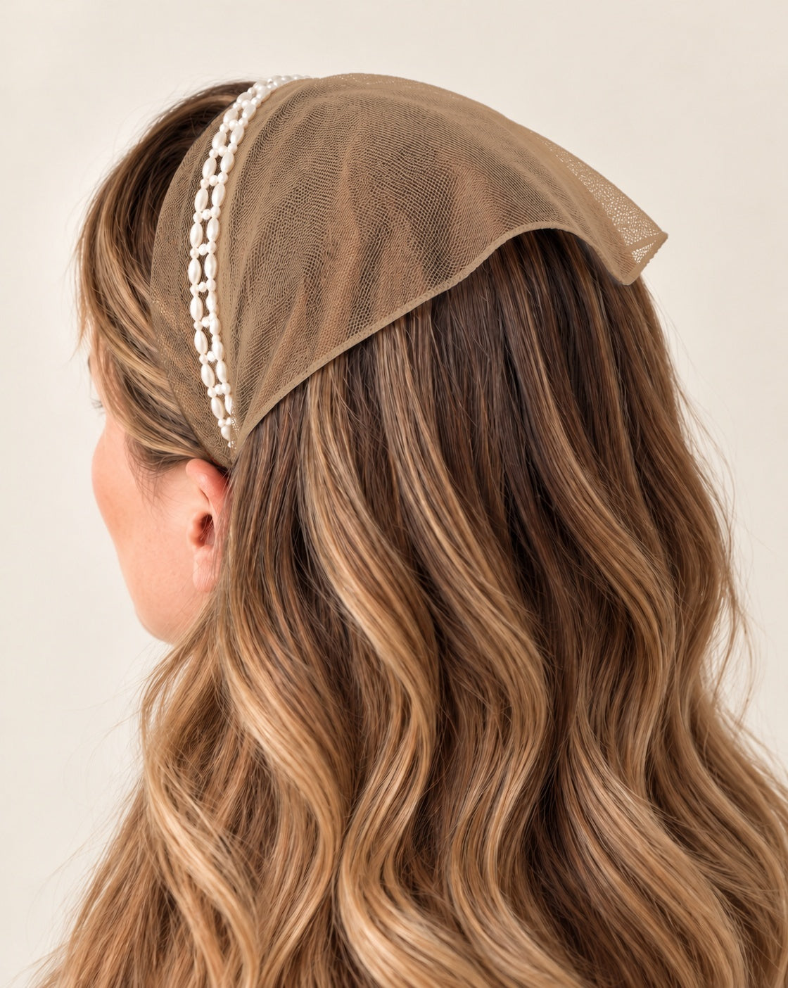 Batic Tulle cordeluta cu colt cu perle, culoare Crem inchis 75, perle duble albe, pe cap