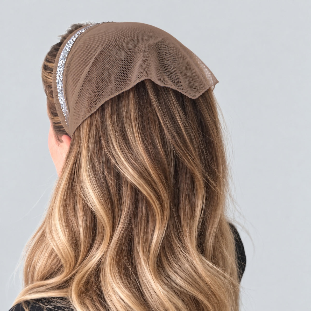 Batic Tulle cordeluta cu colt cu sclipici, culoare Crem inchis 75, sclipici argintiu, pe cap