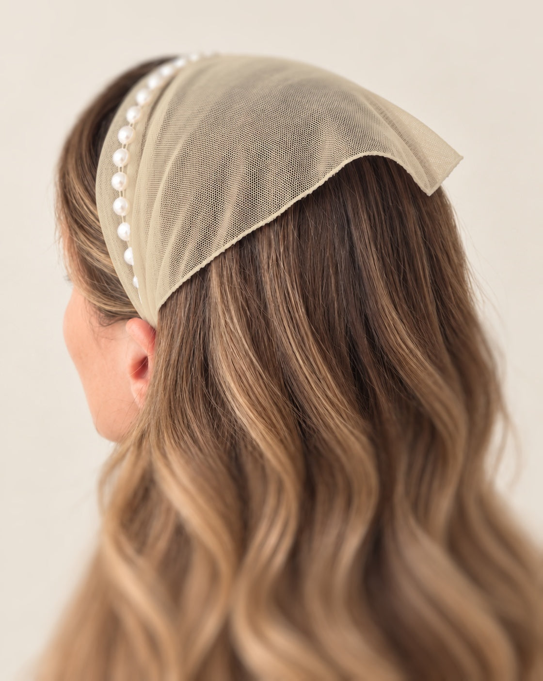 Batic Tulle cordeluta cu colt cu perle, culoare Crem deschis 76, perle albe, pe cap