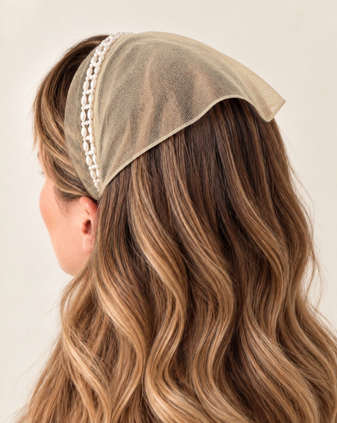 Batic Tulle cordeluta cu colt cu perle, culoare Crem deschis 76, perle duble albe, pe cap