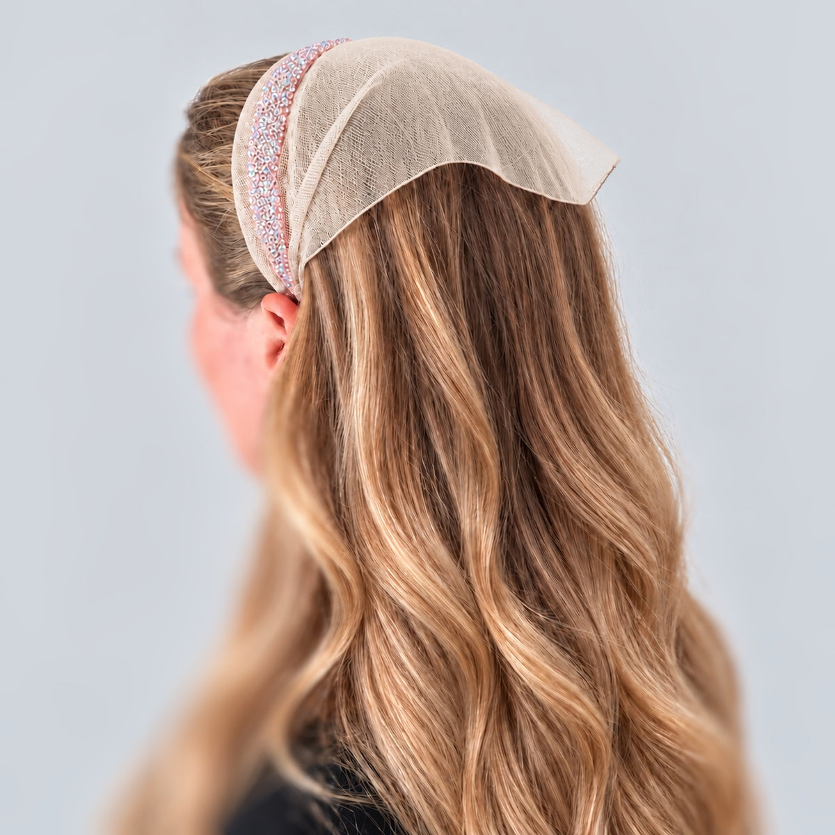 Batic Tulle cordeluta cu colt cu sclipici, culoare Crem deschis 76, sclipici alb transparent, pe cap