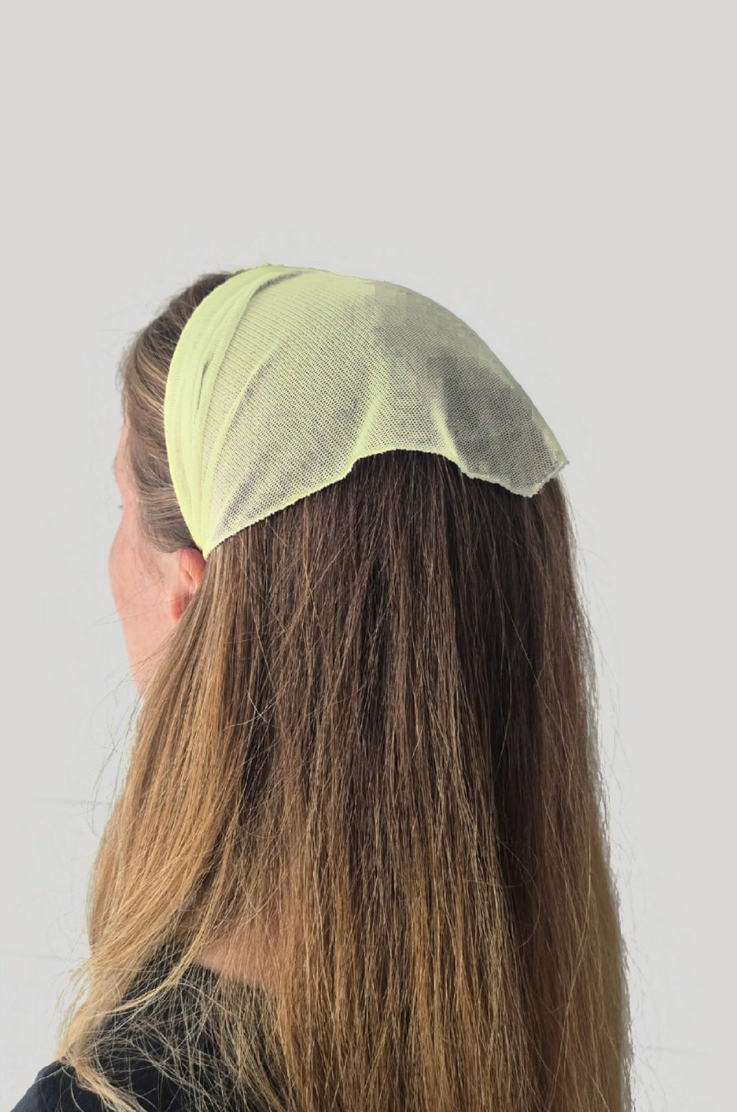 Batic Tulle cordeluta cu colt, culoare Galben Pai 77, pe cap
