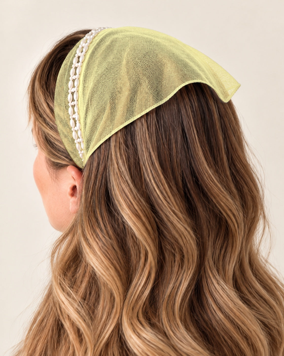 Batic Tulle cordeluta cu colt cu perle, culoare Galben Pai 77, perle duble albe, pe cap