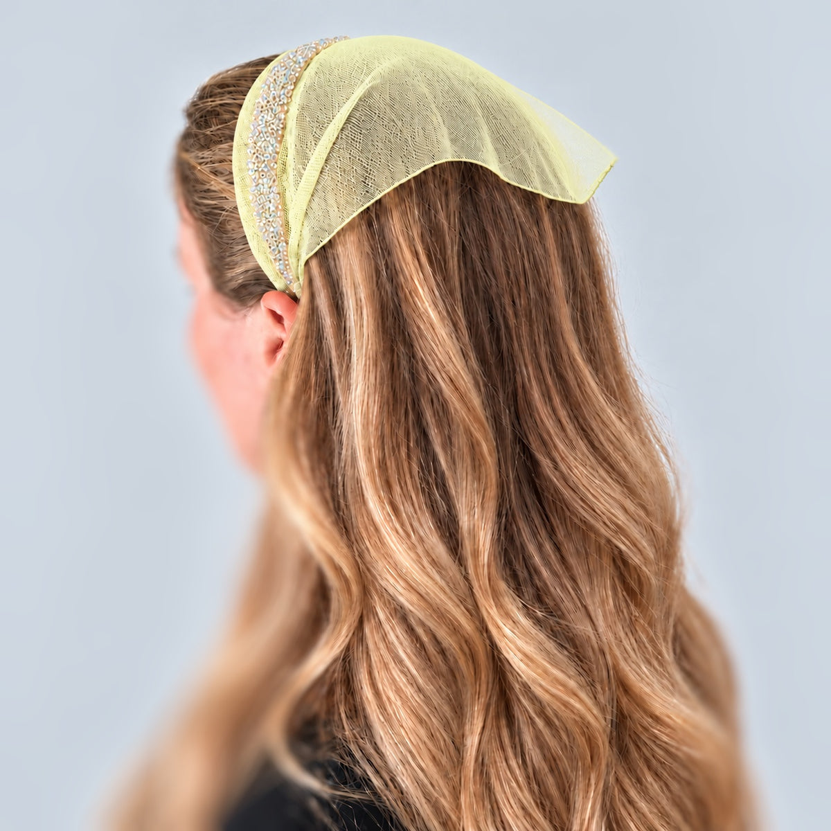 Batic Tulle cordeluta cu colt cu sclipici, culoare Galben Pai 77, sclipici alb transparent, pe cap