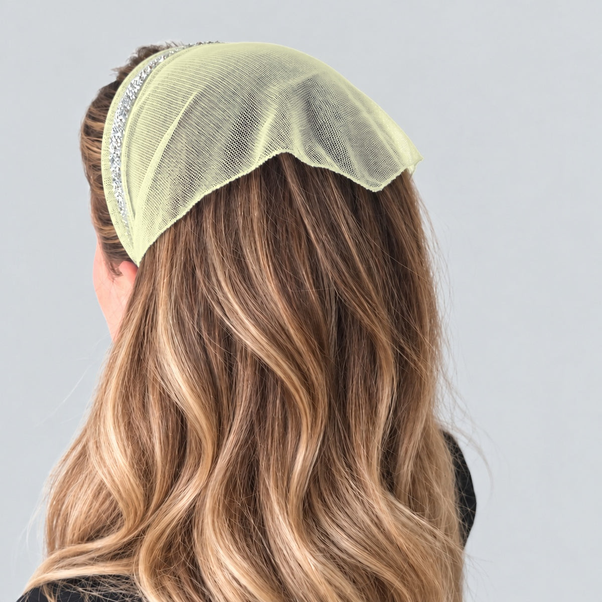 Batic Tulle cordeluta cu colt cu sclipici, culoare Galben Pai 77, sclipici argintiu, pe cap