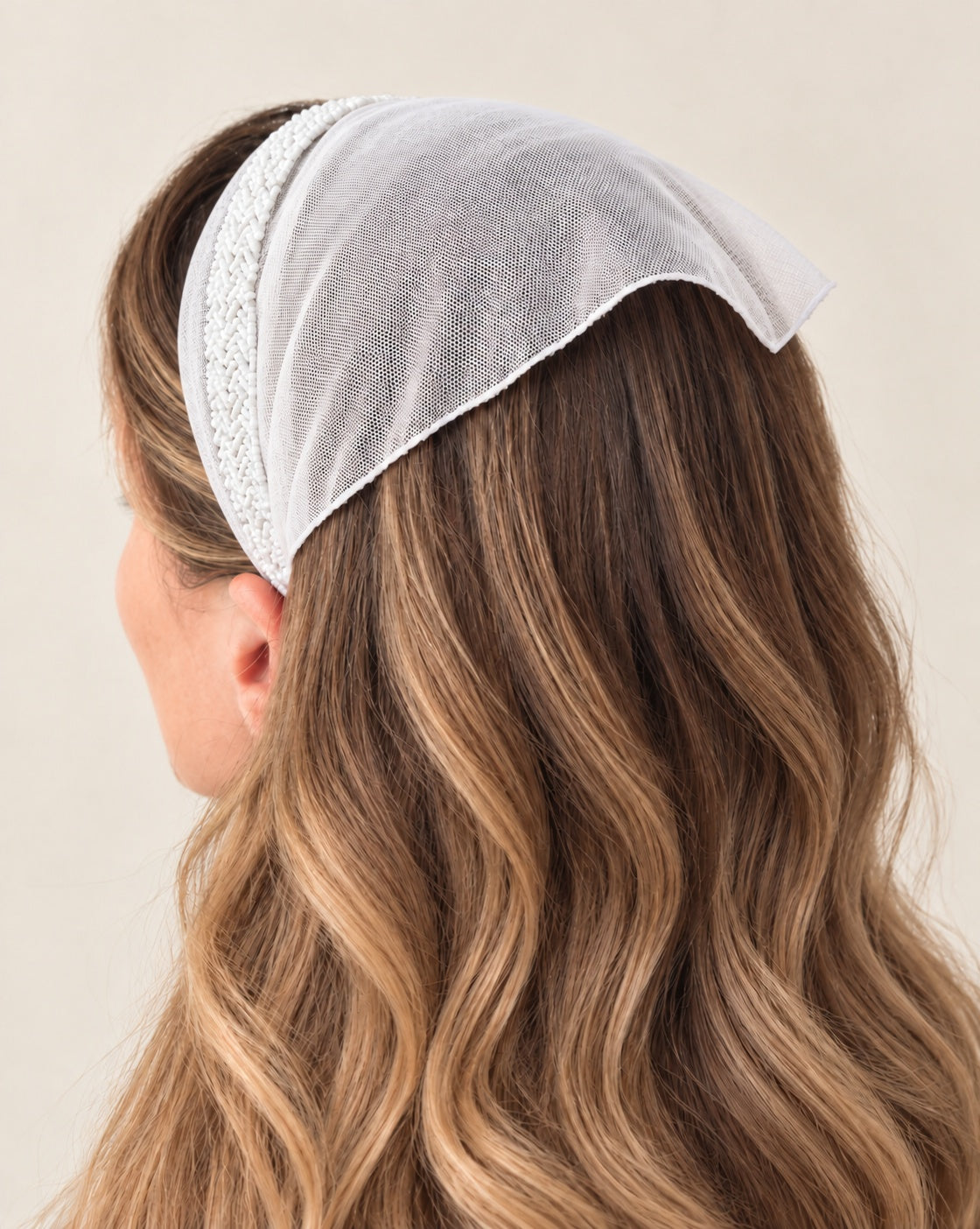 Batic Tulle pe cordeluta cu colt cu margele, culoare Alb 78, margele albe, pe cap