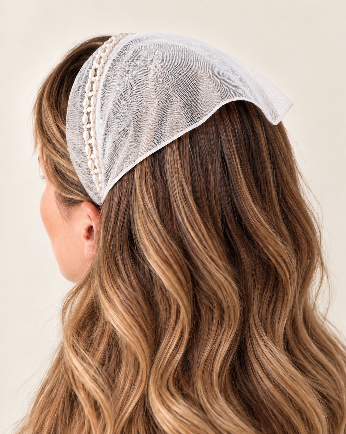 Batic Tulle cordeluta cu colt cu perle, culoare Alb 78, perle duble albe, pe cap