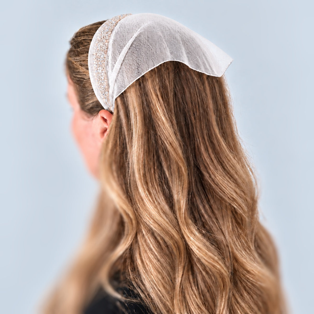 Batic Tulle cordeluta cu colt cu sclipici, culoare Alb 78, sclipici alb transparent, pe cap