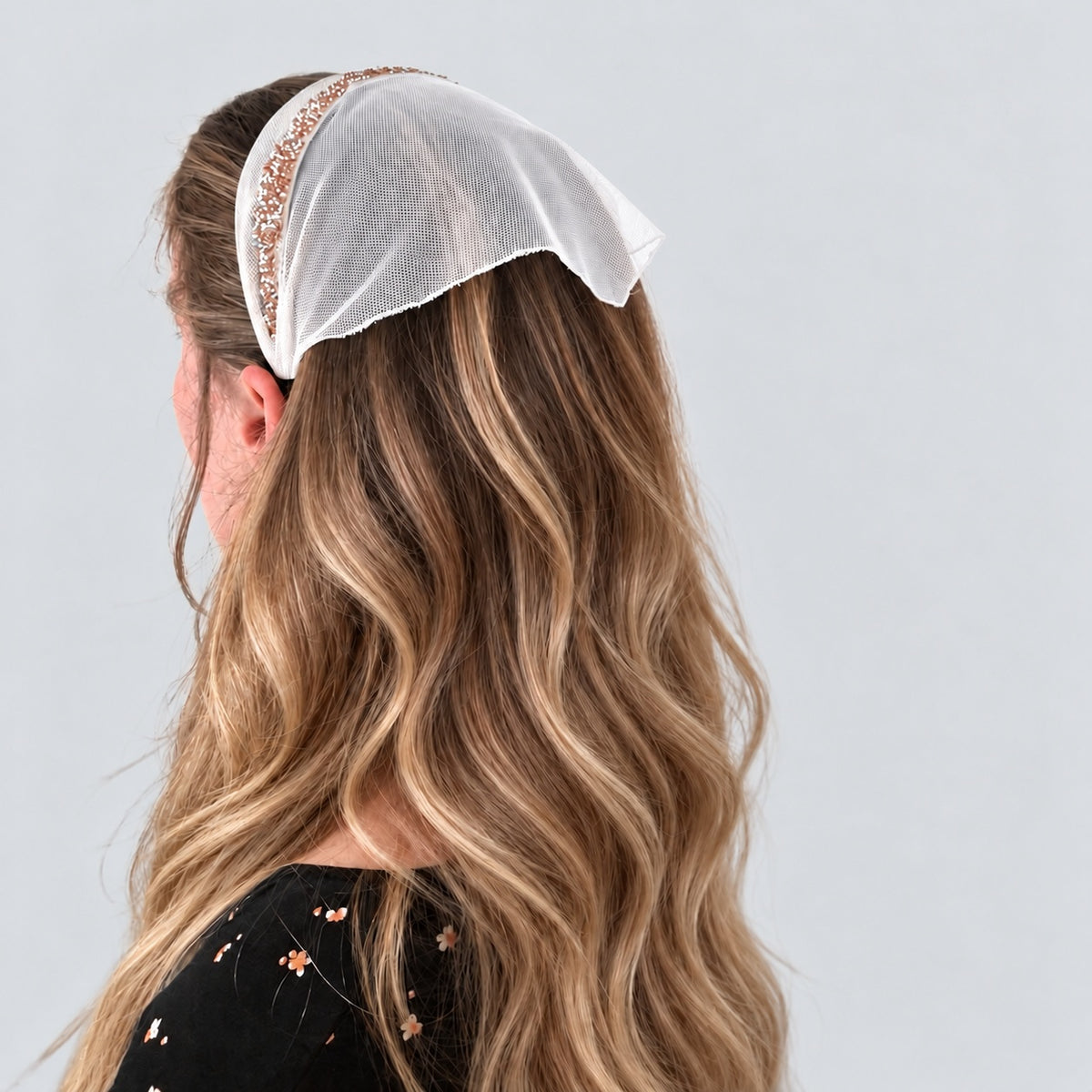 Batic Tulle cordeluta cu colt cu sclipici, culoare Alb 78, sclipici crem, pe cap