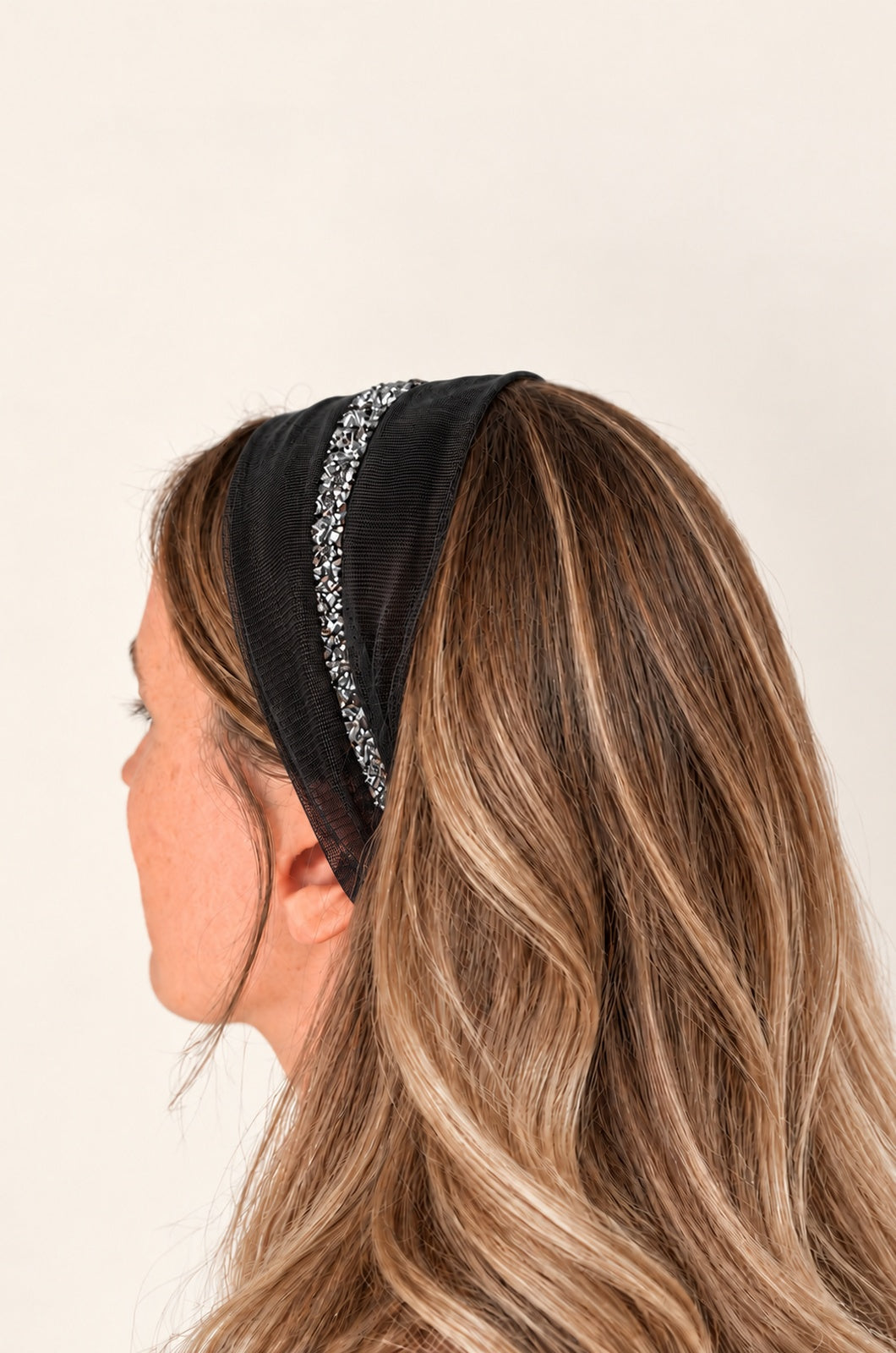 Esarfa din Tulle fara cordeluta cu sclipici, culoare negru 50, sclipici argintiu, pe cap