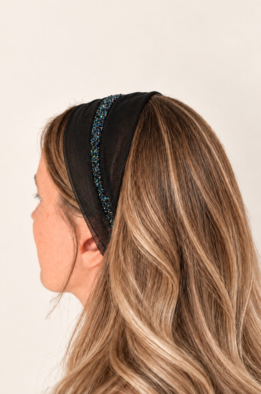 Esarfa din Tulle fara cordeluta cu sclipici, culoare negru 50, sclipici bleumarin, pe cap