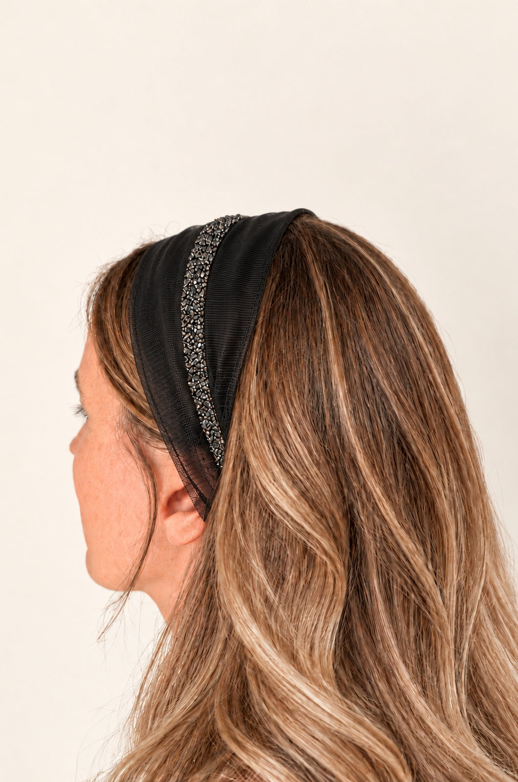 Esarfa din Tulle fara cordeluta cu sclipici, culoare negru 50, sclipici gri, pe cap