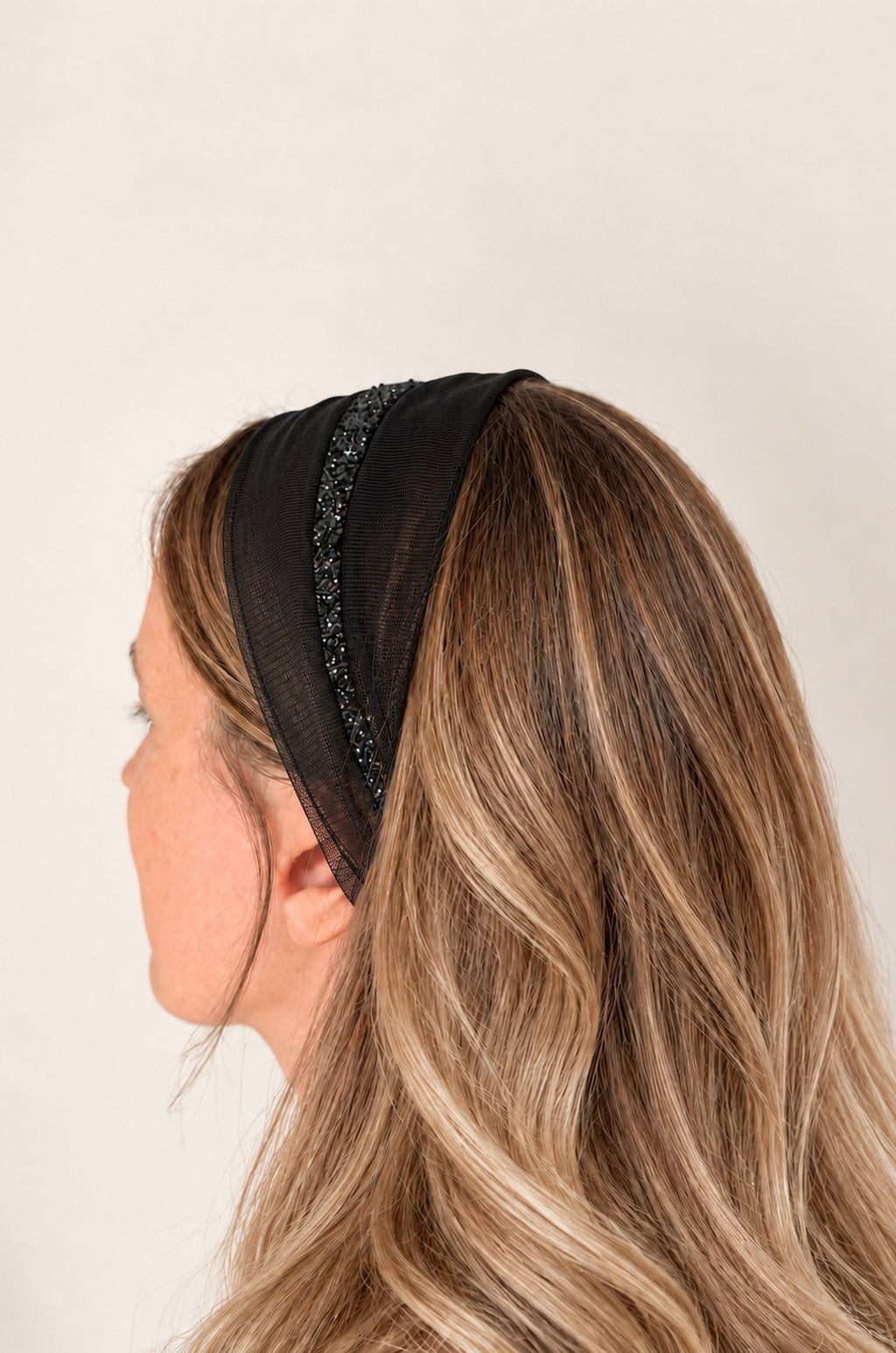 Esarfa din Tulle fara cordeluta cu sclipici, culoare negru 50, sclipici negru, pe cap