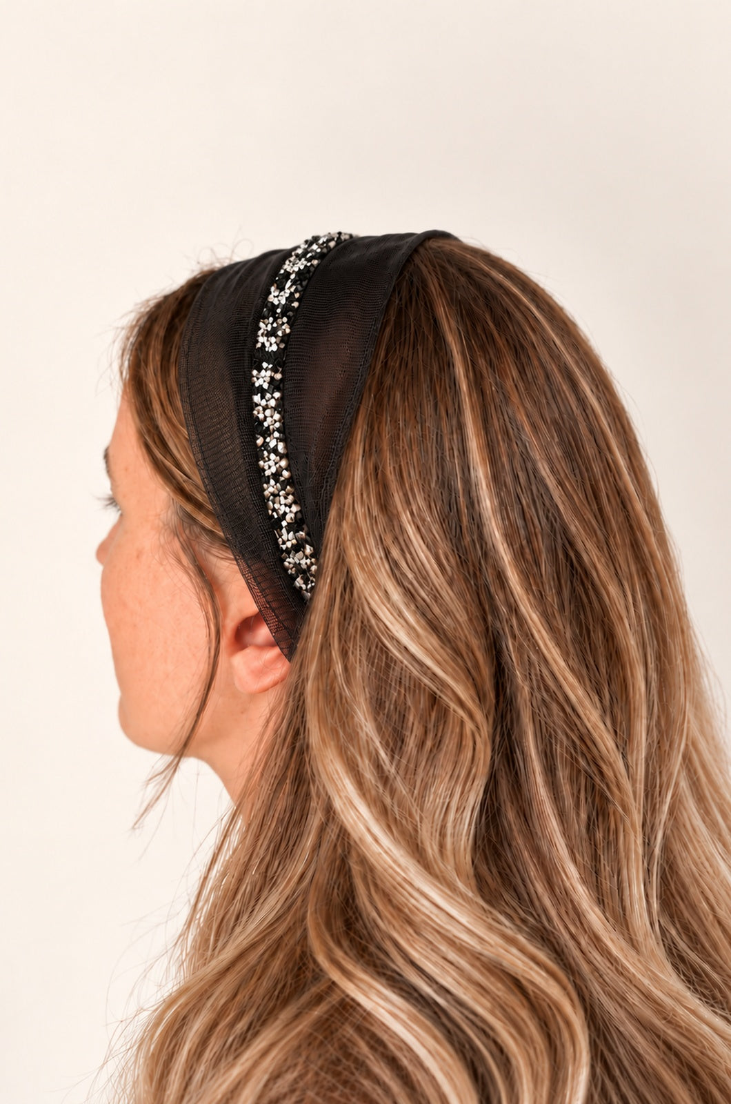 Esarfa din Tulle fara cordeluta cu sclipici, culoare negru 50, sclipici negru cu argintiu, pe cap