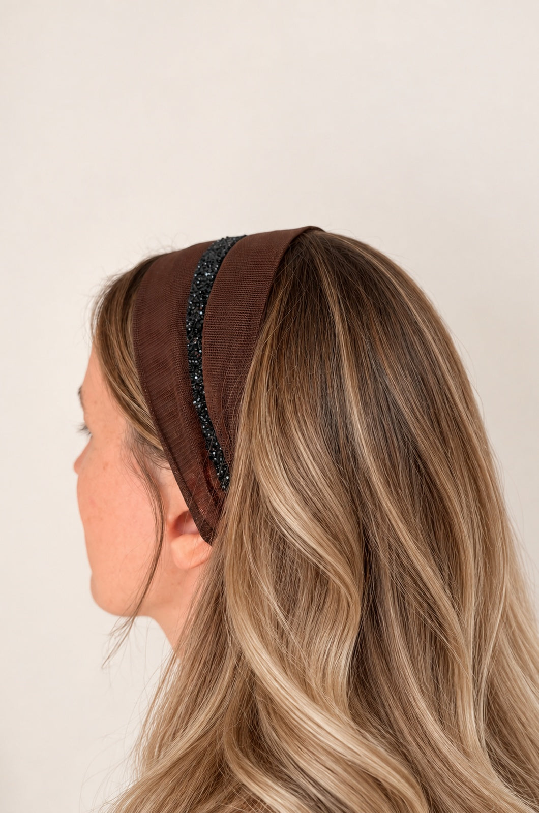Esarfa din Tulle fara cordeluta cu sclipici, culoare maro opac 51, sclipici negru, pe cap