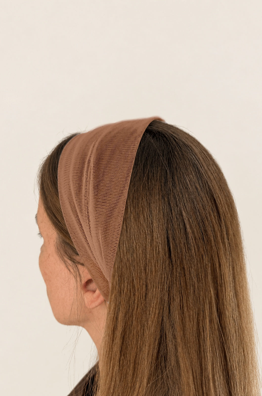 Esarfa din Tulle fara cordeluta, culoare carmaziu 52, pe cap