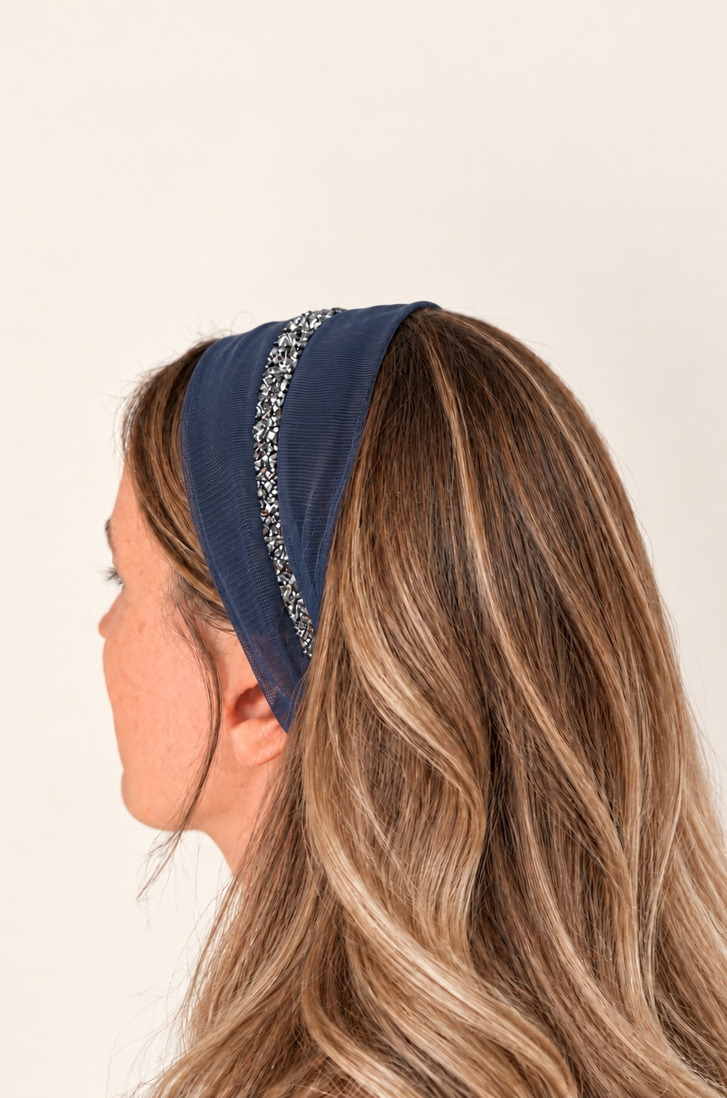 Esarfa din Tulle fara cordeluta cu sclipici, culoare blumarin 55, sclipici argintiu, pe cap