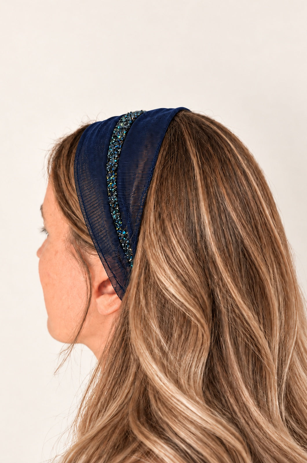 Esarfa din Tulle fara cordeluta cu sclipici, culoare blumarin 55, sclipici bleumarin, pe cap