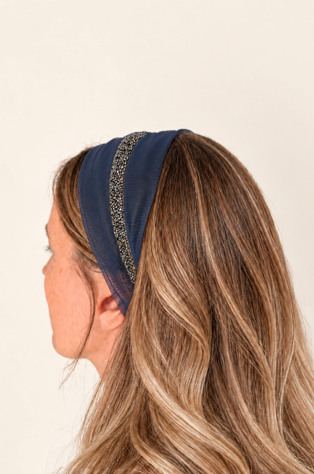 Esarfa din Tulle fara cordeluta cu sclipici, culoare blumarin 55, sclipici gri, pe cap