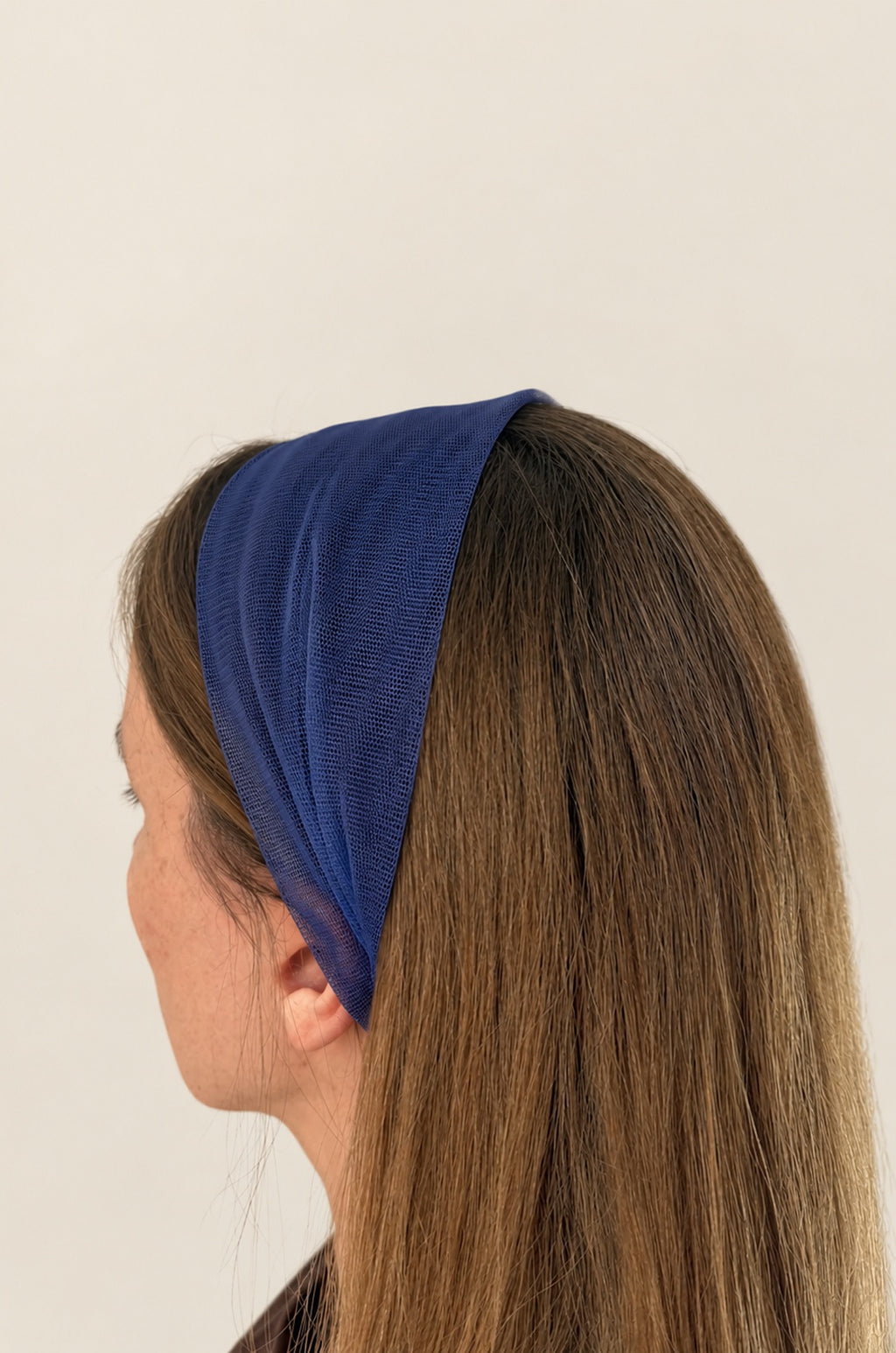 Esarfa din Tulle fara cordeluta, culoare Albastru Regal 56, pe cap