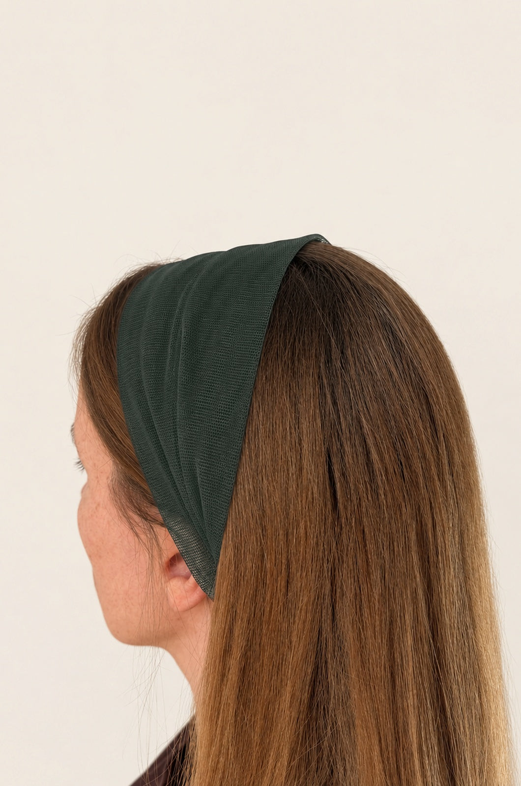 Esarfa din Tulle fara cordeluta, culoare Verde Inchis 57, pe cap