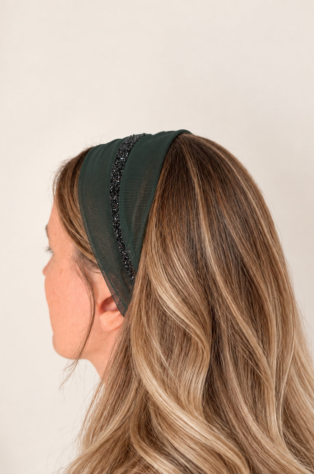 Esarfa din Tulle fara cordeluta cu sclipici, culoare Verde Inchis 57, sclipici negru, pe cap