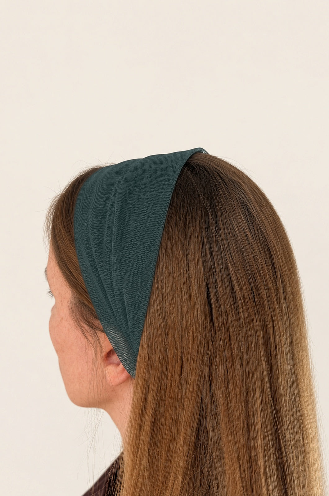 Esarfa din Tulle fara cordeluta, culoare Verde 58, pe cap