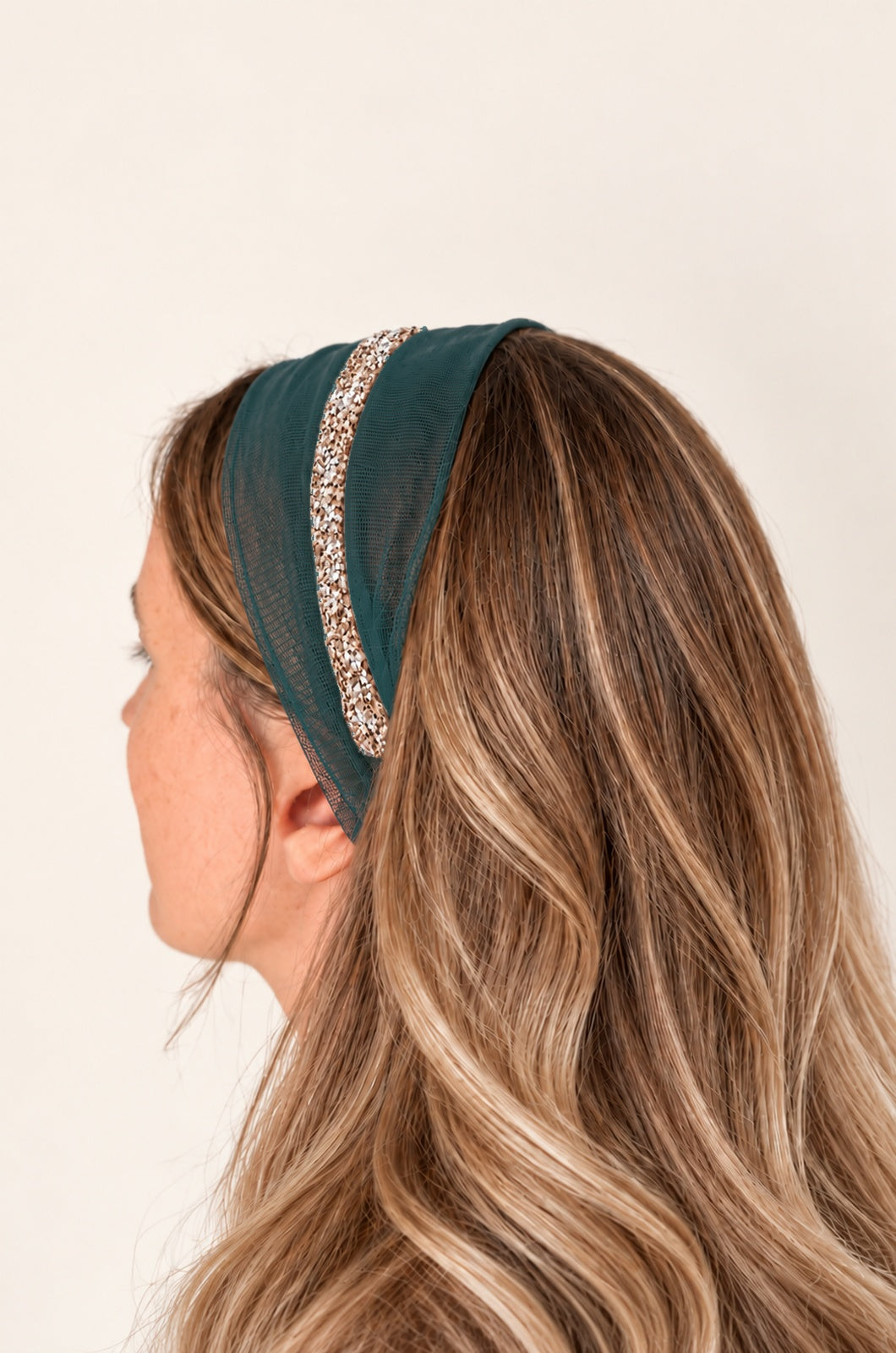 Esarfa din Tulle fara cordeluta cu sclipici, culoare Verde 58, sclipici crem, pe cap