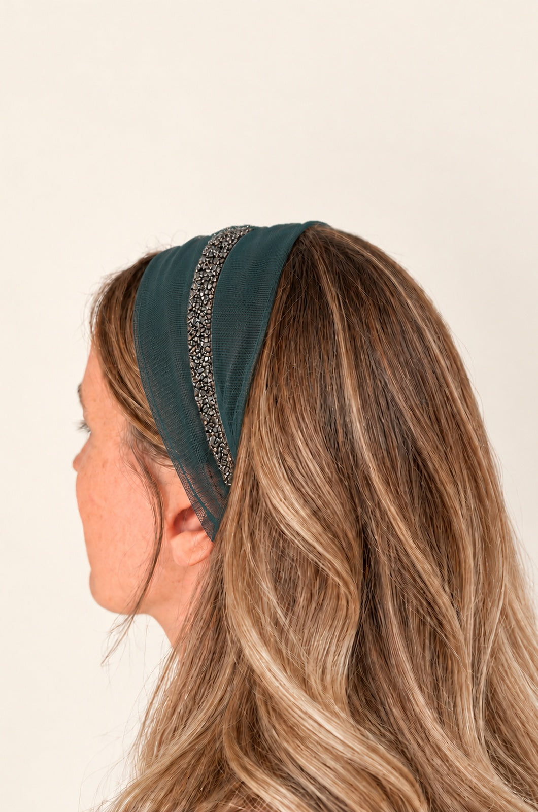 Esarfa din Tulle fara cordeluta cu sclipici, culoare Verde 58, sclipici gri, pe cap