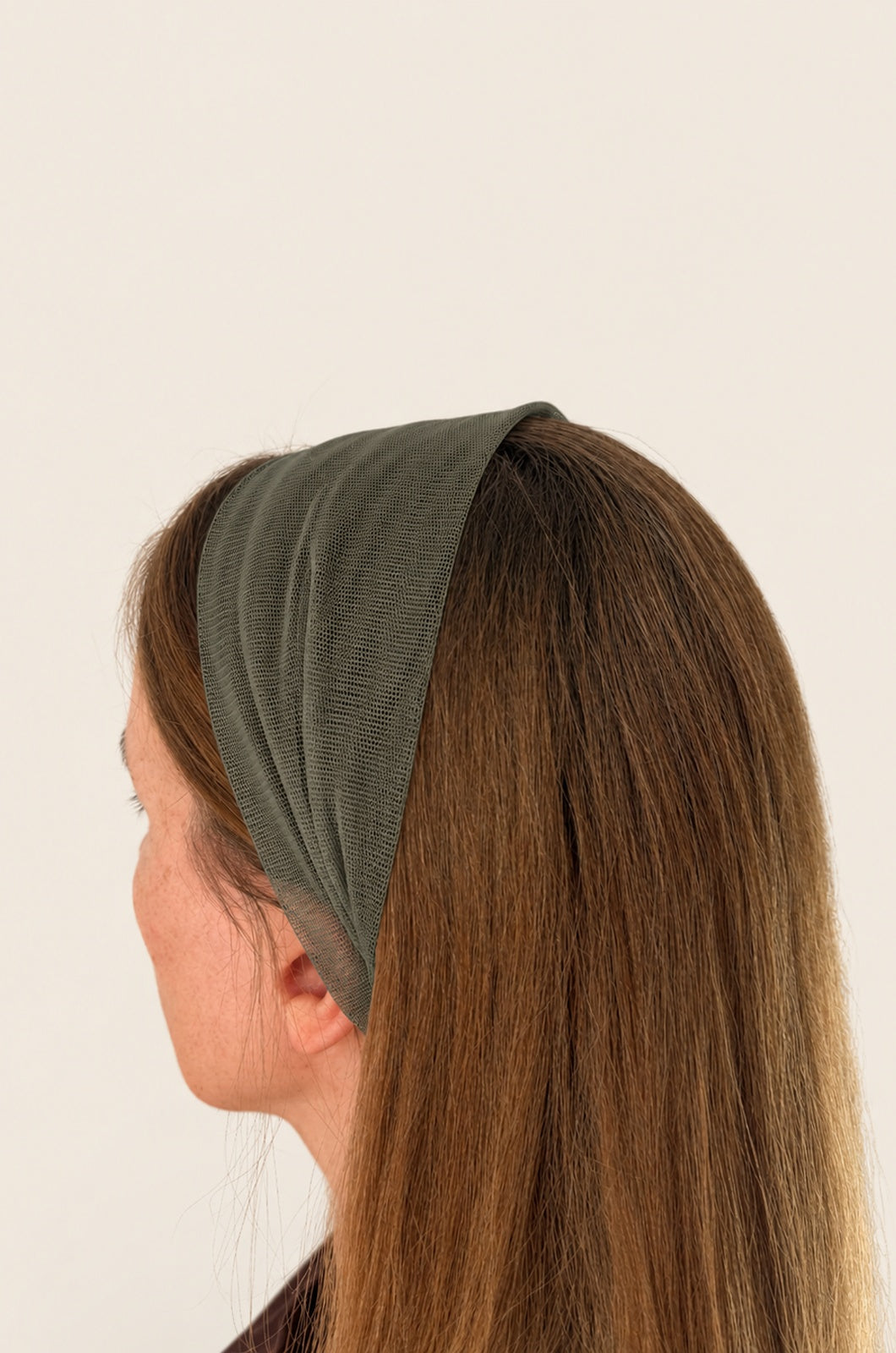 Esarfa din Tulle fara cordeluta, culoare Verde Army 59, pe cap
