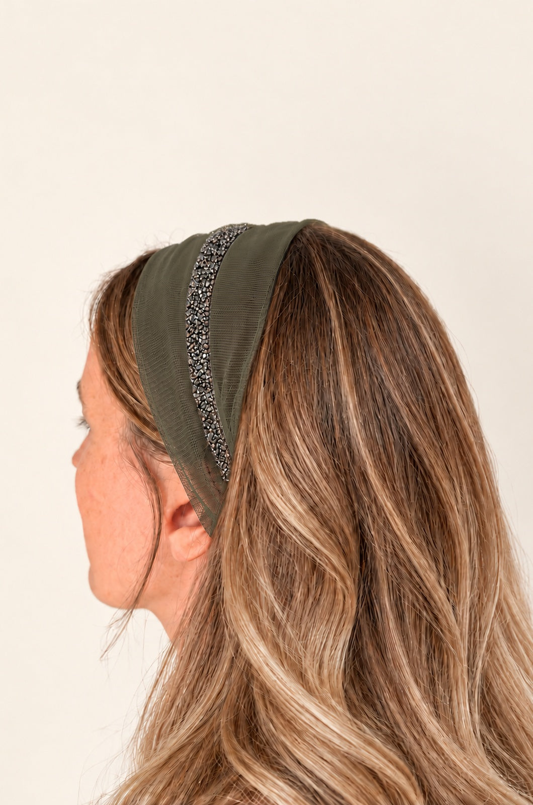 Esarfa din Tulle fara cordeluta cu sclipici, culoare Verde Army 59, sclipici gri, pe cap