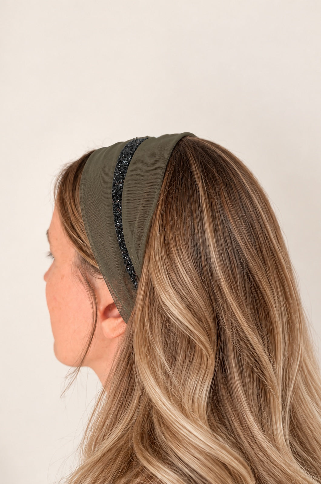 Esarfa din Tulle fara cordeluta cu sclipici, culoare Verde Army 59, sclipici negru, pe cap