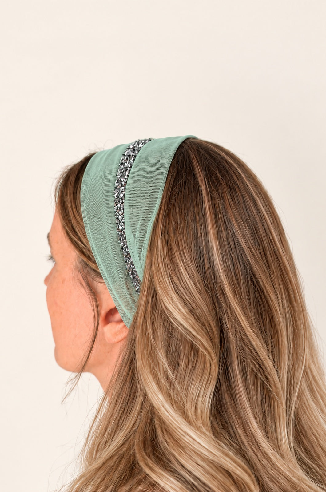 Esarfa din Tulle fara cordeluta cu sclipici, culoare Menta 60, sclipici argintiu, pe cap