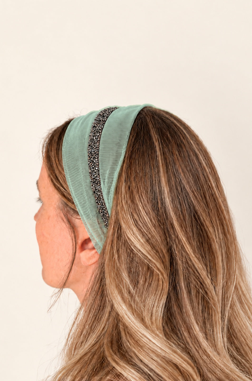 Esarfa din Tulle fara cordeluta cu sclipici, culoare Menta 60, sclipici gri, pe cap