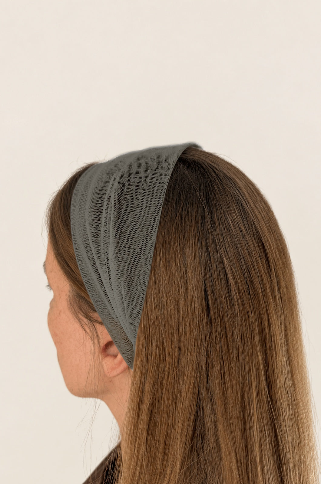 Esarfa din Tulle fara cordeluta, culoare Gri 61, pe cap
