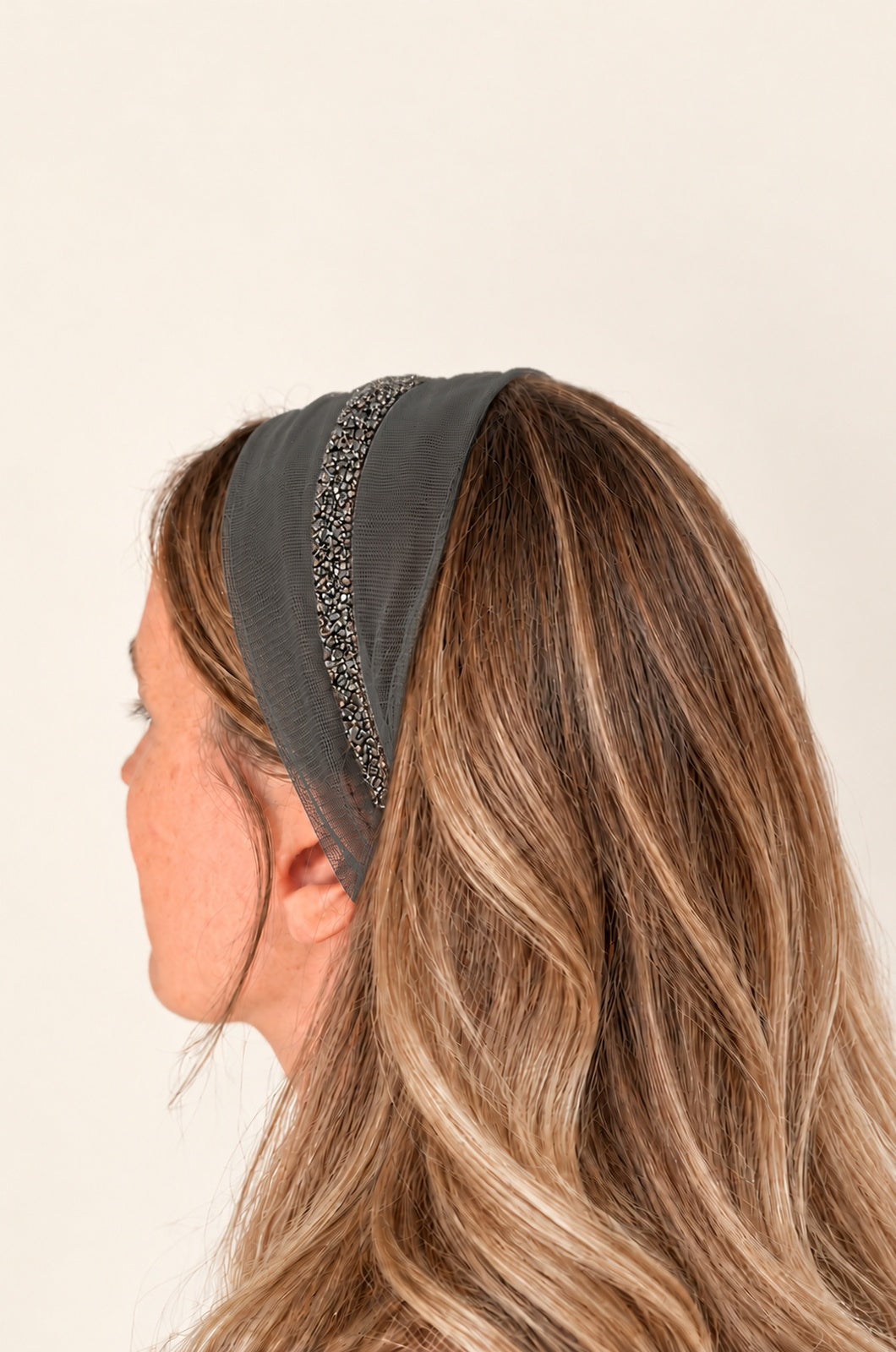 Esarfa din Tulle fara cordeluta cu sclipici, culoare Gri 61, sclipici gri, pe cap