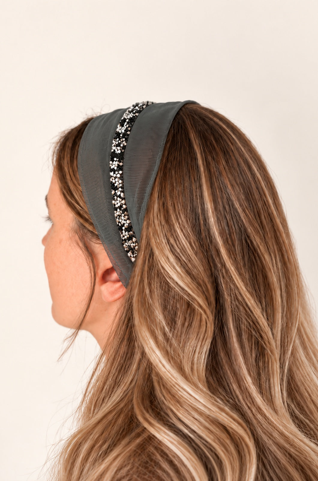 Esarfa din Tulle fara cordeluta cu sclipici, culoare Gri 61, sclipici negru cu argintiu, pe cap