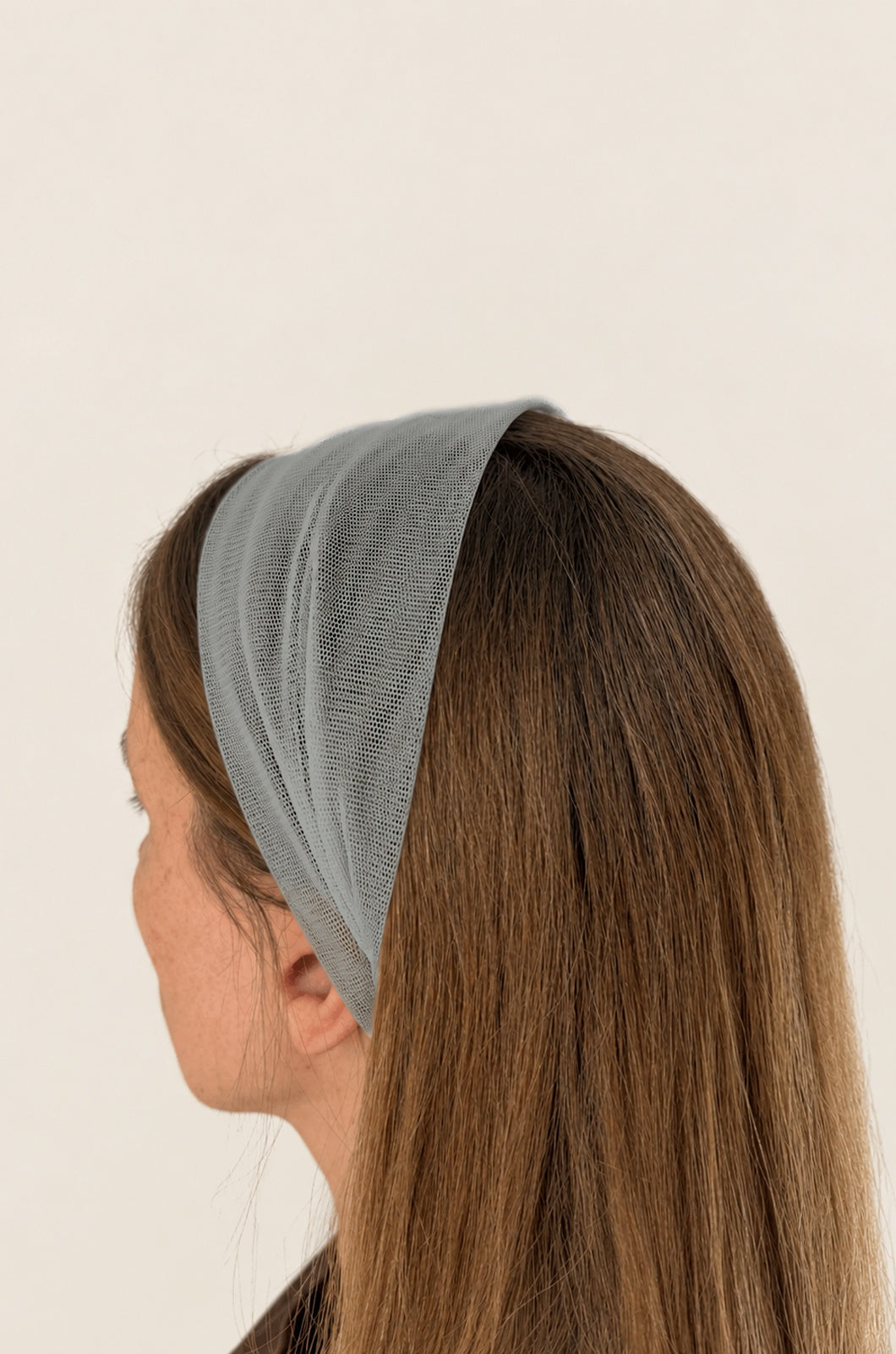 Esarfa din Tulle fara cordeluta, culoare Gri deschis 62, pe cap