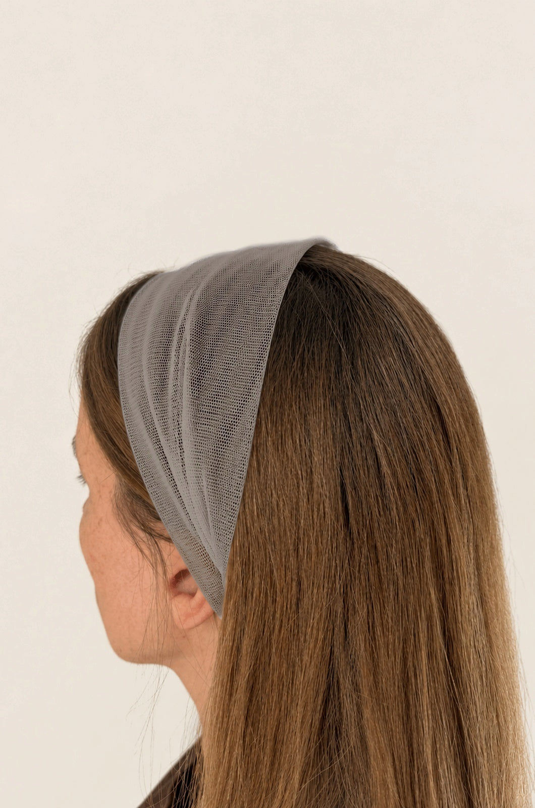 Esarfa din Tulle fara cordeluta, culoare Toupe 63, pe cap