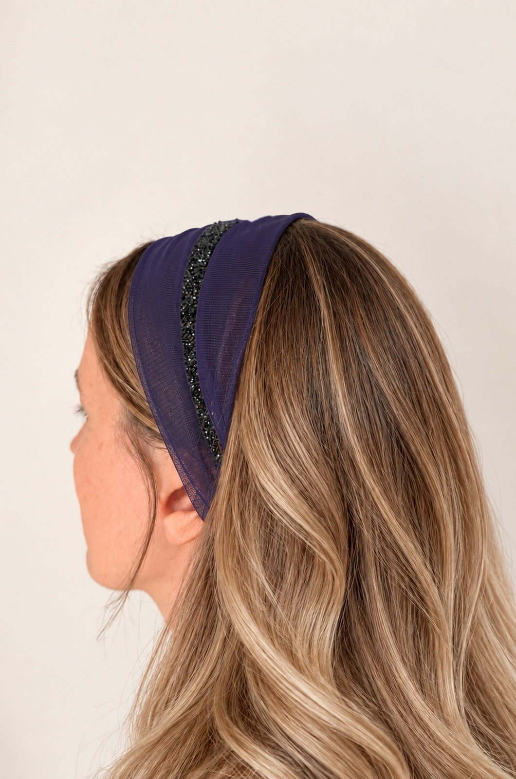 Esarfa din Tulle fara cordeluta cu sclipici, culoare Mov 64, sclipici negru, pe cap