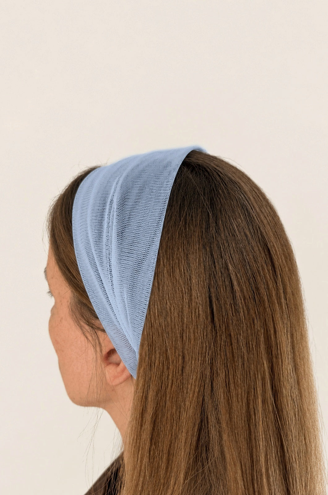 Esarfa din Tulle fara cordeluta, culoare Albastru deschis 67, pe cap