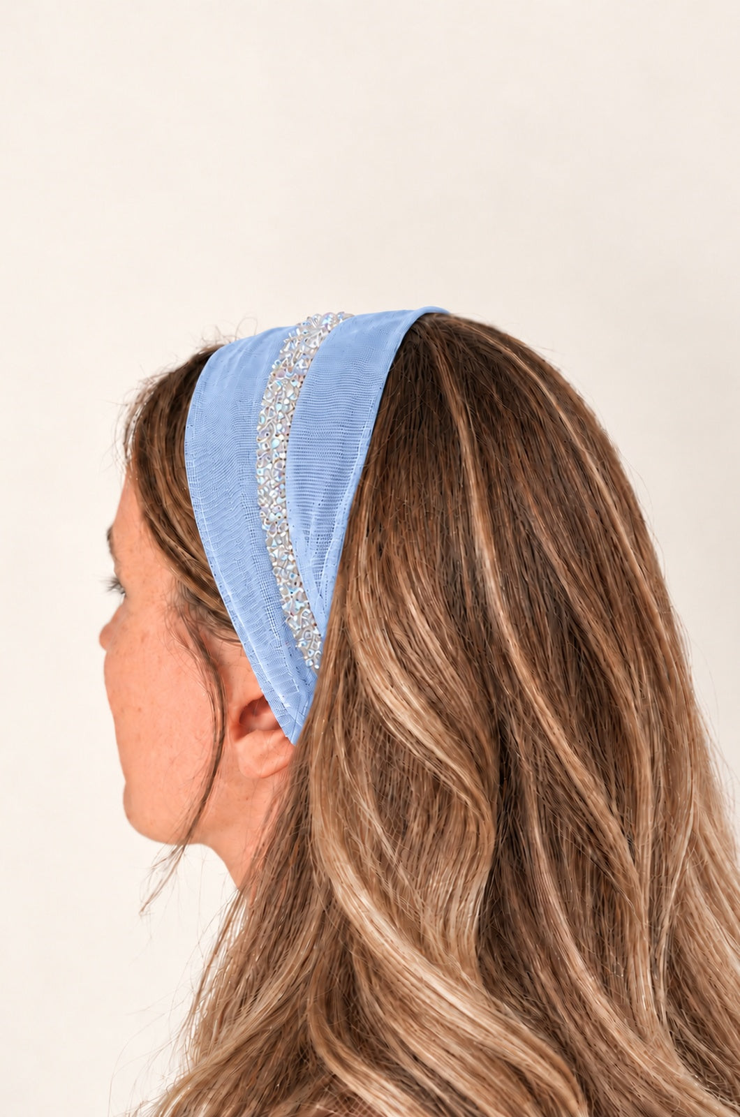 Esarfa din Tulle fara cordeluta cu sclipici, culoare Albastru deschis 67, sclipici alb transparent, pe cap